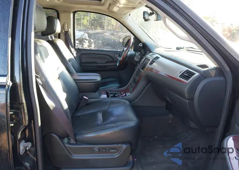 2009 Cadillac Escalade Standard z USA, uszkodzony, nr VIN 1GYFK232X9R143845